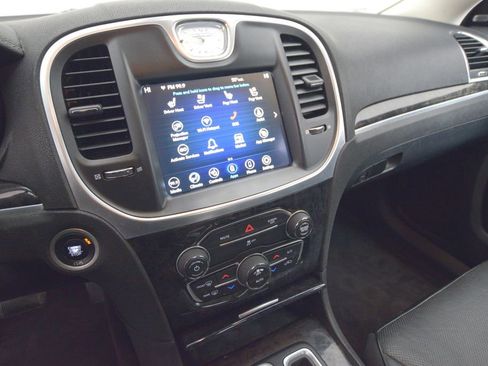 Used 2018 Chrysler 300 Limited image 22