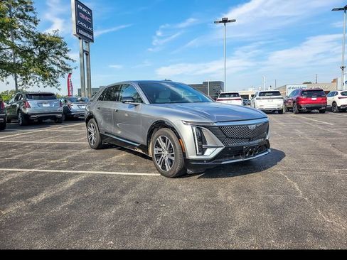 Used 2024 Cadillac Lyriq Luxury AWD/4WD image 6