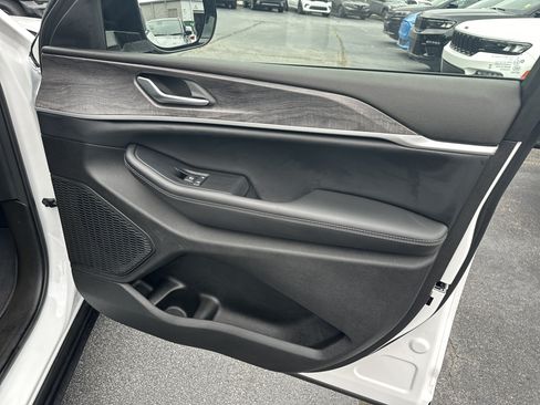 Used 2024 Jeep Grand Cherokee Limited w/ Luxury Tech Group II RWD image 17