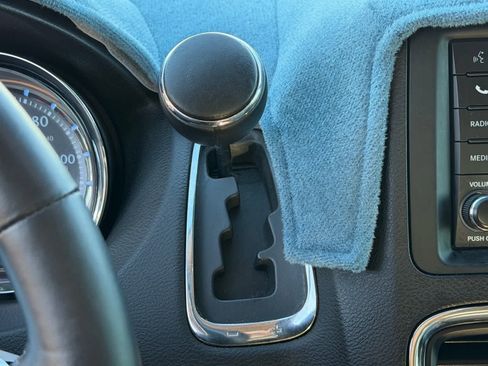 Used 2013 Chrysler Town & Country Touring-L w/ Driver Convenience Group image 27