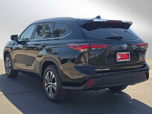 Used 2025 Toyota Highlander XLE FWD image 5