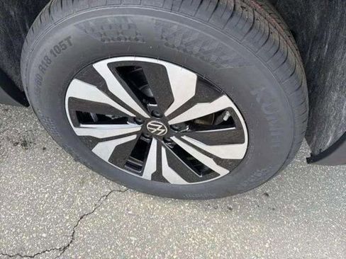 New 2026 Volkswagen Atlas SE image 9