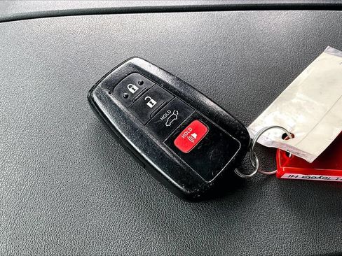Used 2021 Toyota Highlander XLE AWD/4WD image 36
