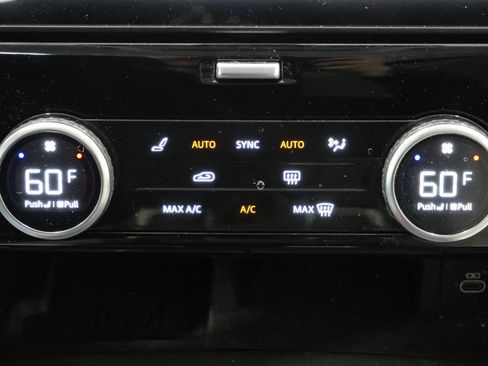 Used 2025 Land Rover Discovery S AWD/4WD image 19