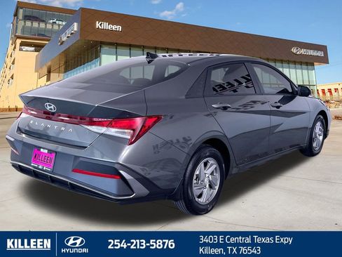 Used 2025 Hyundai Elantra SE image 9