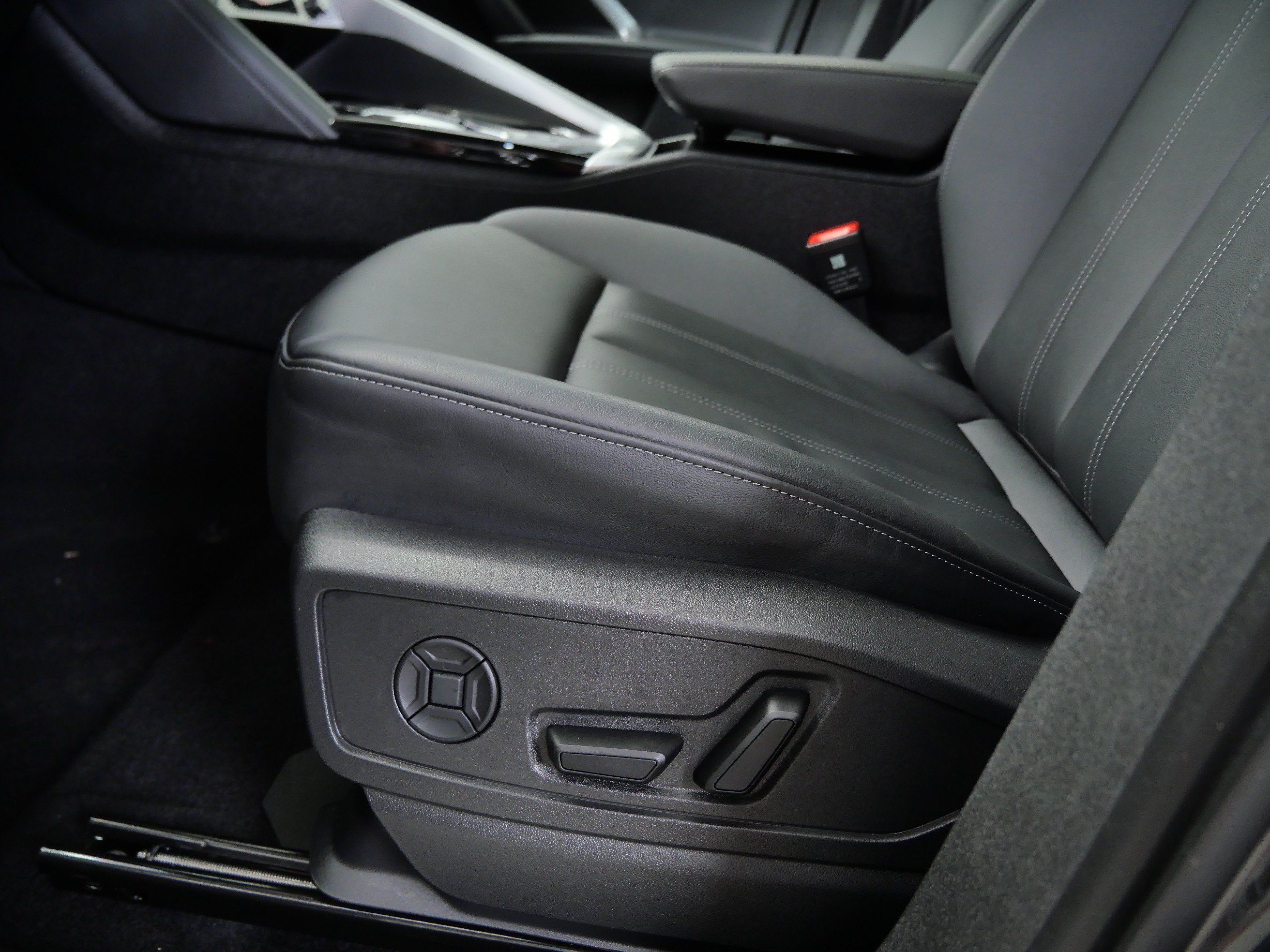 Used 2025 Audi Q5 Premium w/ Convenience Package AWD/4WD image 18