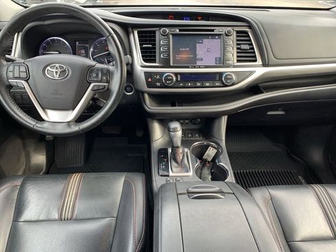 Used 2019 Toyota Highlander SE image 14