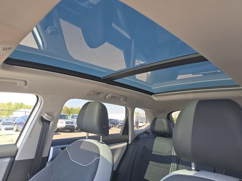 New 2025 Volkswagen Taos SE image 9