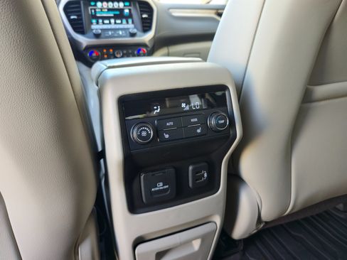 Used 2019 GMC Acadia Denali w/ Technology Package FWD image 34