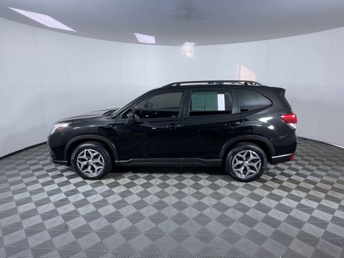 Used 2023 Subaru Forester Premium image 5