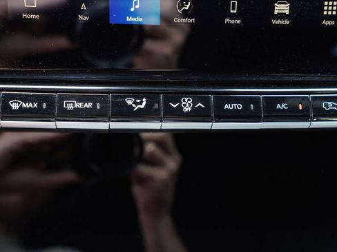 Certified 2024 Jeep Wagoneer Series II w/ Flexible Seating Group AWD/4WD image 32