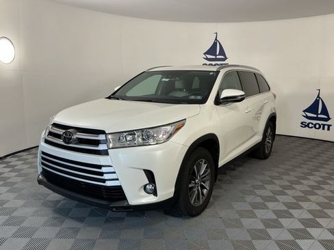 Used 2019 Toyota Highlander XLE AWD/4WD image 3
