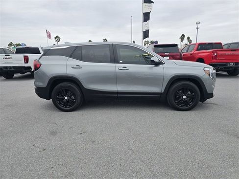 Used 2023 GMC Terrain SLE image 4