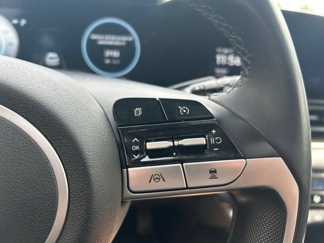 Used 2022 Hyundai Elantra Limited FWD image 17