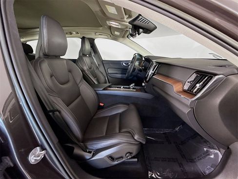 Certified 2023 Volvo XC60 B5 Ultimate w/ Protection Package Premier image 30