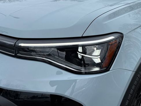 Certified 2025 Volkswagen Taos SE image 9