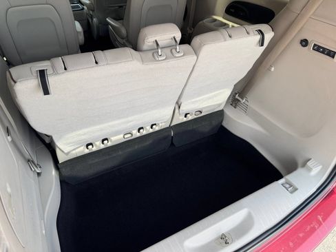 Used 2017 Chrysler Pacifica Limited w/ UConnect Theater Package FWD image 16
