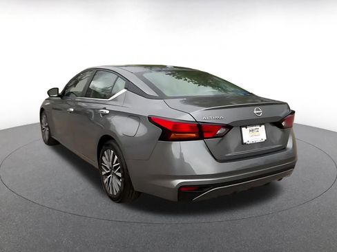 Used 2025 Nissan Altima 2.5 SV FWD image 11