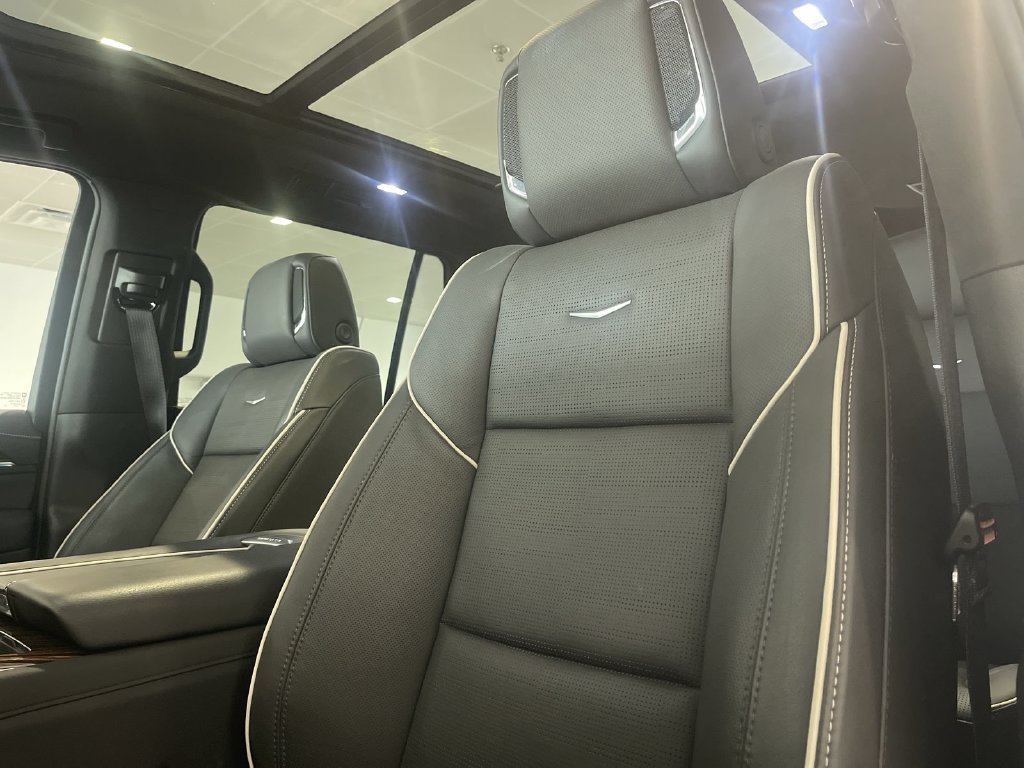 Used 2024 Cadillac Escalade Premium Luxury AWD/4WD image 7