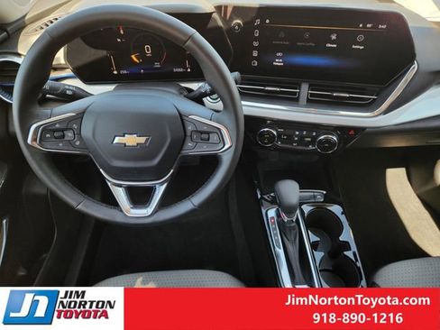 Used 2025 Chevrolet Trax LT w/ LT Convenience Package FWD image 27
