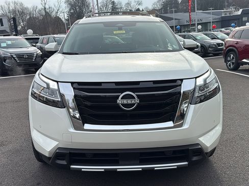Certified 2024 Nissan Pathfinder Platinum image 2