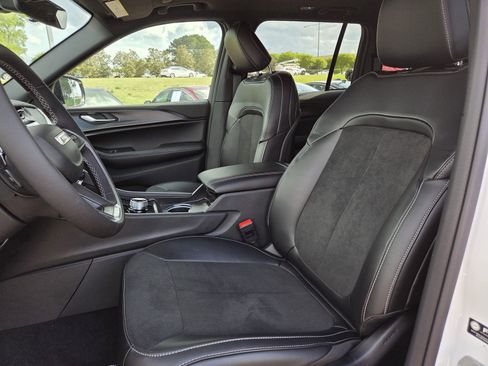 New 2025 Jeep Grand Cherokee Altitude image 12