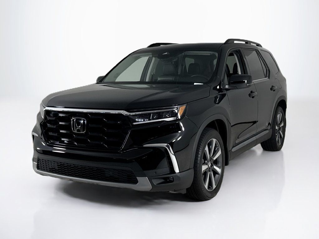 Used 2025 Honda Pilot Touring image 1