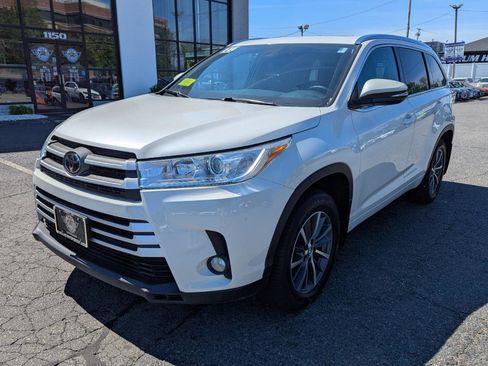 Used 2018 Toyota Highlander XLE AWD/4WD image 2