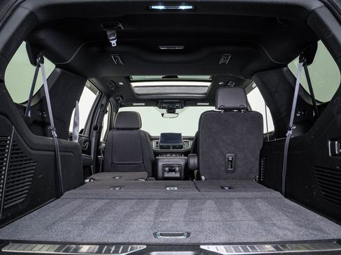 Used 2022 Chevrolet Suburban Premier w/ Premium Package AWD/4WD image 29