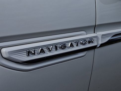 Used 2024 Lincoln Navigator Reserve AWD/4WD image 4
