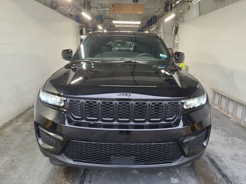 Used 2025 Jeep Grand Cherokee Altitude AWD/4WD image 3