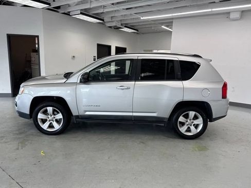 Used 2011 Jeep Compass Latitude AWD/4WD image 6
