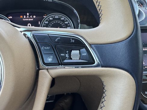 Used 2019 Bentley Bentayga AWD/4WD image 17