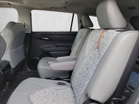 Used 2022 Toyota Highlander Bronze Edition AWD/4WD image 14