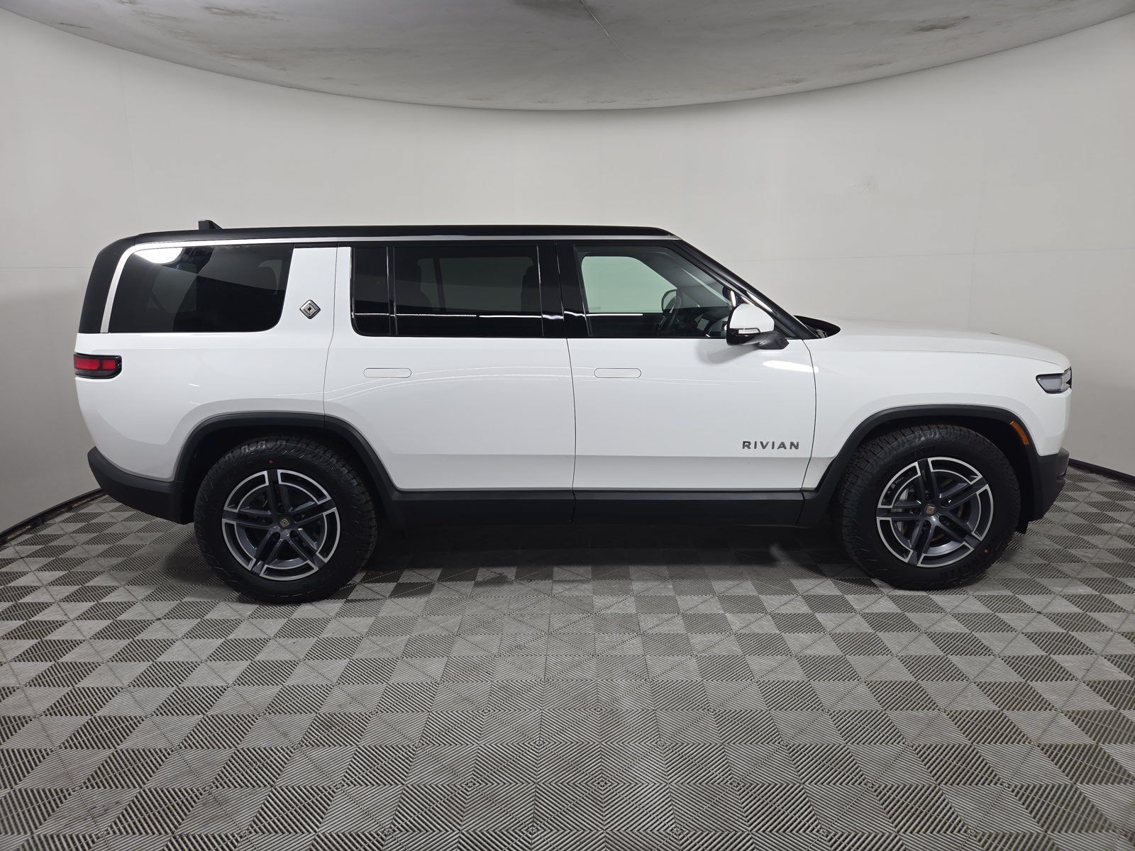 Used 2025 Rivian R1S Adventure Dual AWD/4WD image 6