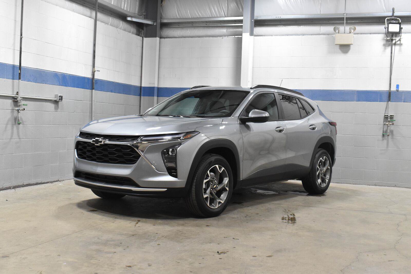 Used 2025 Chevrolet Trax LT w/ LT Convenience Package FWD image 2