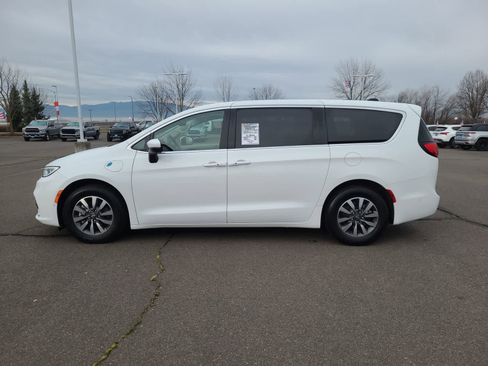 Used 2023 Chrysler Pacifica Touring-L image 11