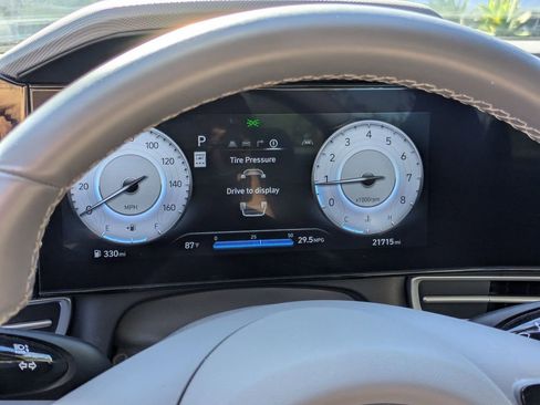 Used 2025 Hyundai Elantra SEL image 19