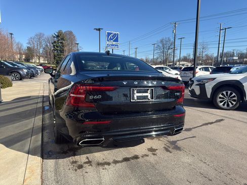 Used 2021 Volvo S60 T5 R-Design image 4