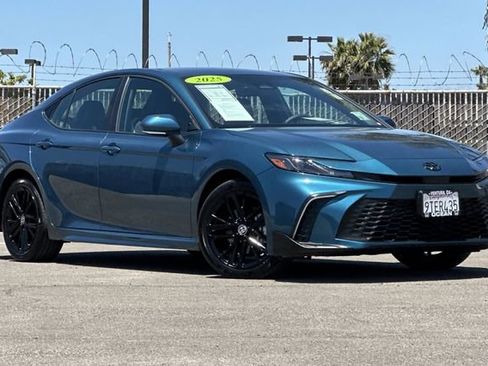 Used 2025 Toyota Camry SE w/ Convenience Package FWD image 2