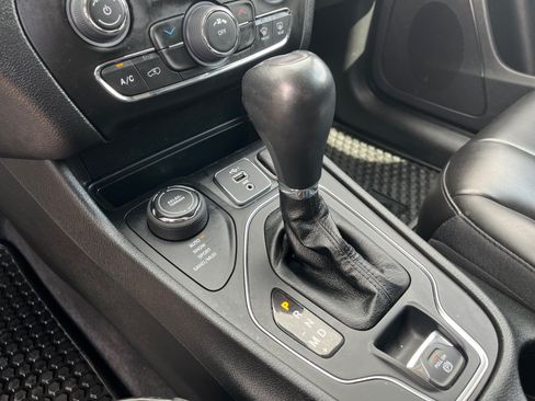 Used 2022 Jeep Cherokee Latitude AWD/4WD image 15
