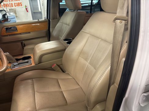 Used 2010 Lincoln Navigator L Base image 18
