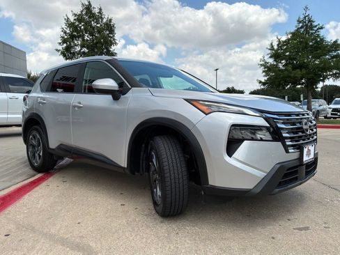 Used 2025 Nissan Rogue SV FWD image 4