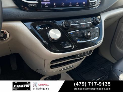 Used 2024 Chrysler Pacifica Touring-L FWD image 19