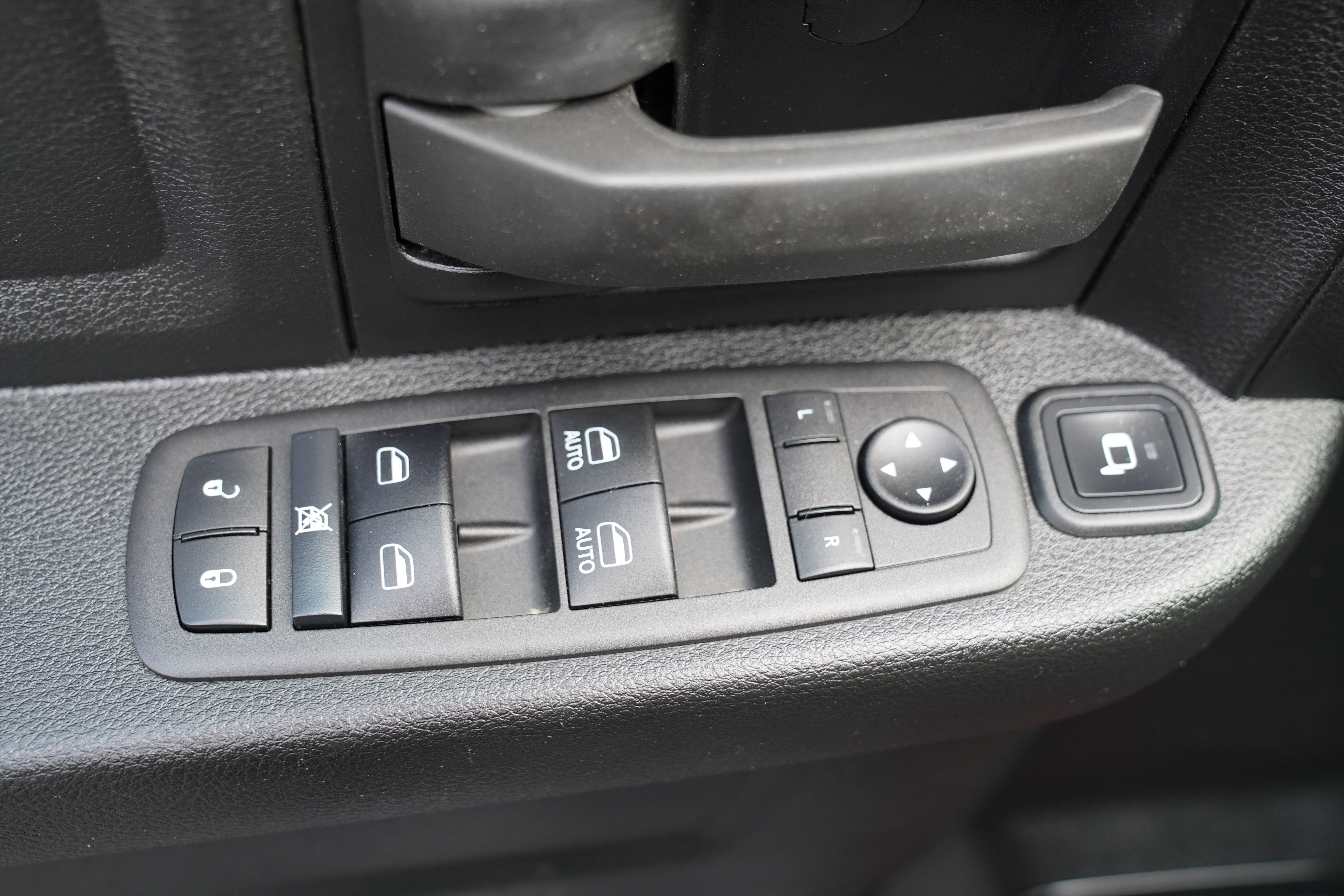 Used 2024 RAM 3500 Tradesman w/ Chrome Appearance Group AWD/4WD image 16