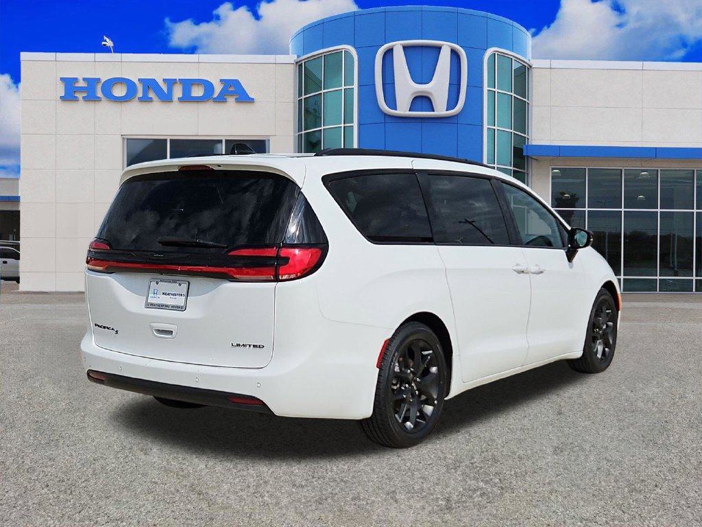 Used 2025 Chrysler Pacifica Limited FWD image 3