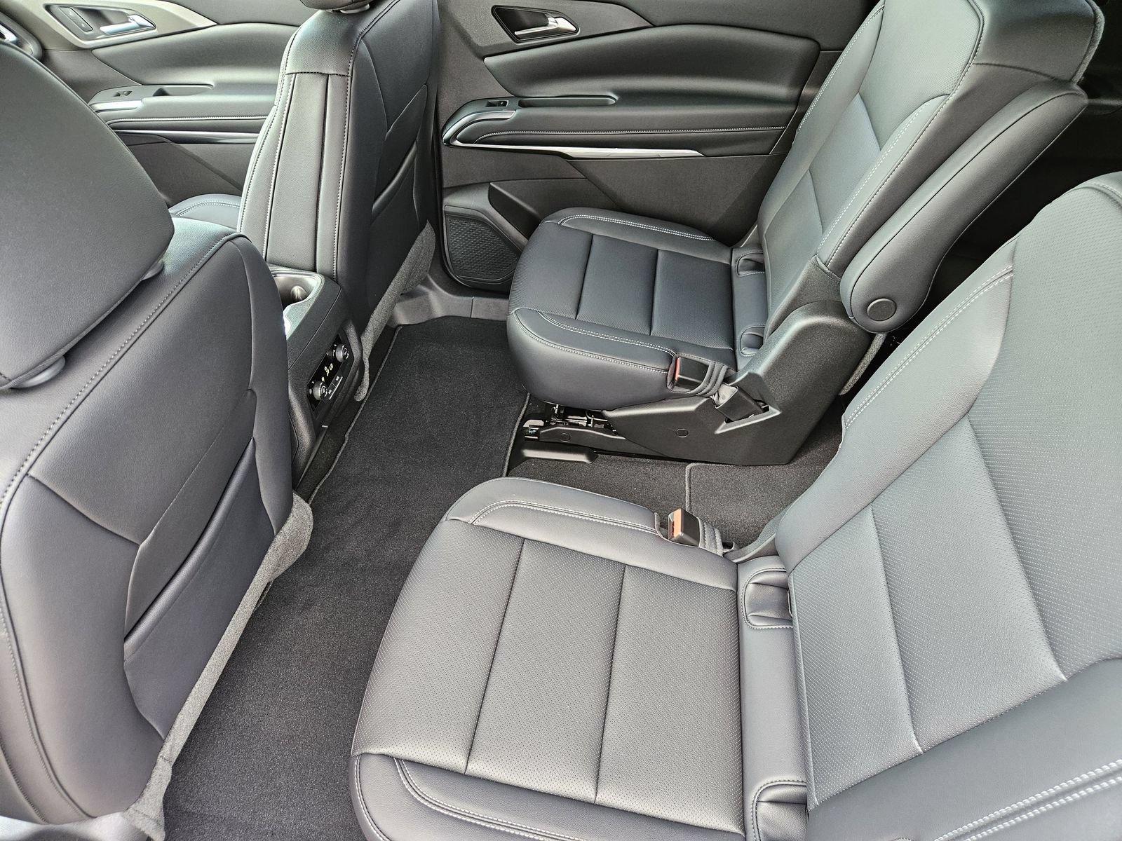 New 2027 Chevrolet Traverse LT w/ Midnight/Sport Edition FWD image 27