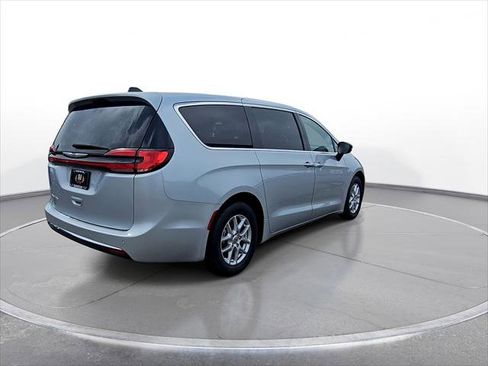 Used 2024 Chrysler Pacifica Touring-L FWD image 8