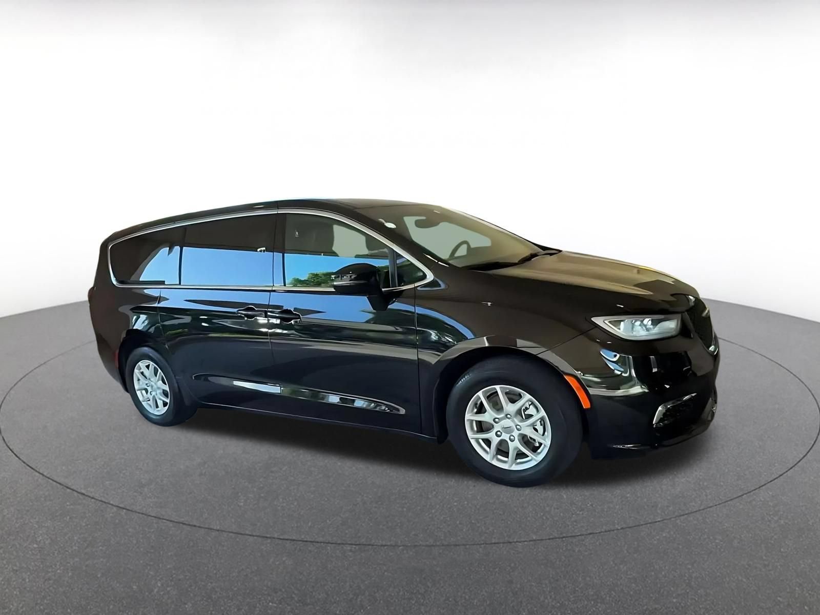 Used 2025 Chrysler Pacifica Select FWD image 2