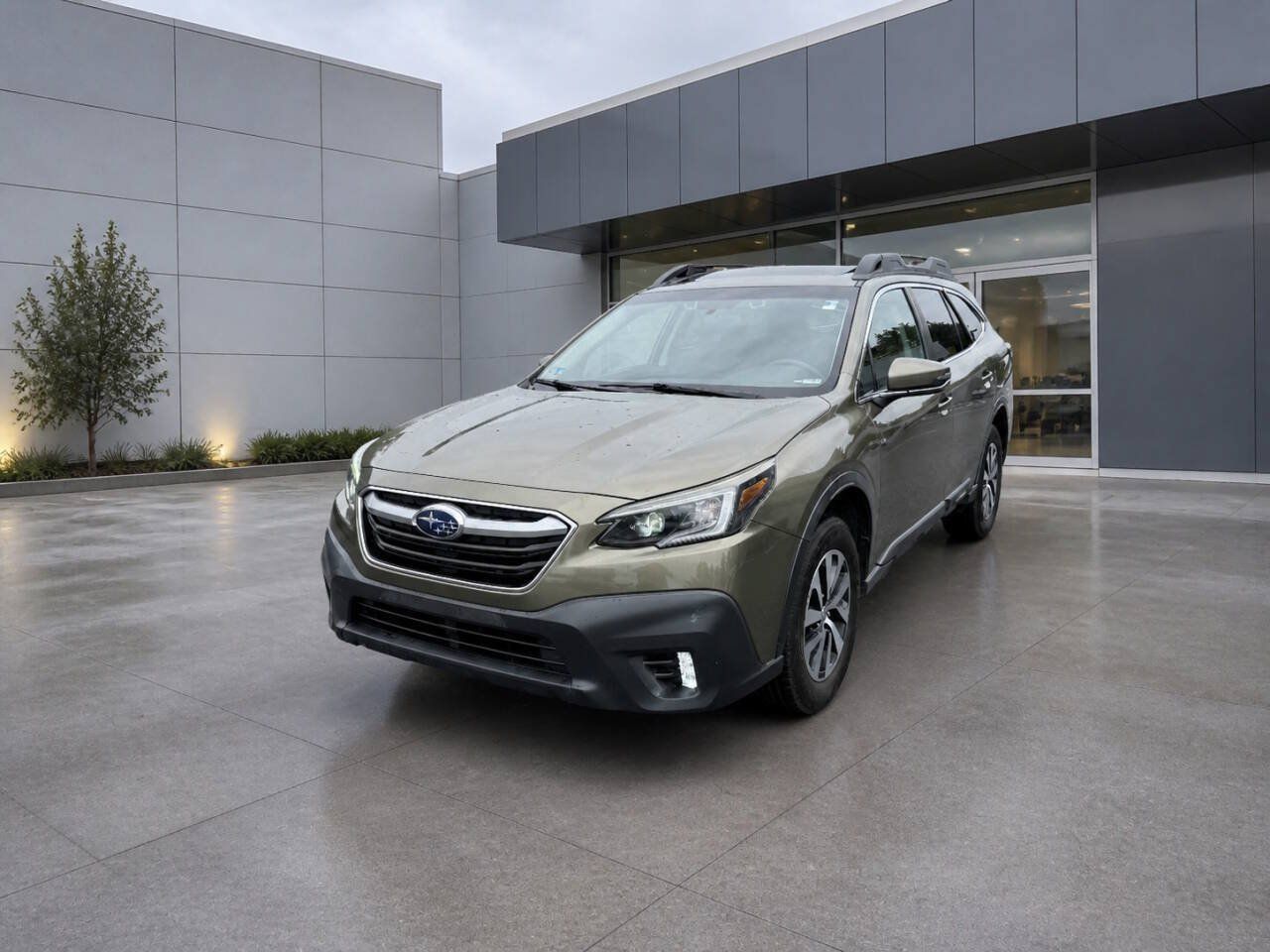 Used 2020 Subaru Outback Premium AWD/4WD image 2